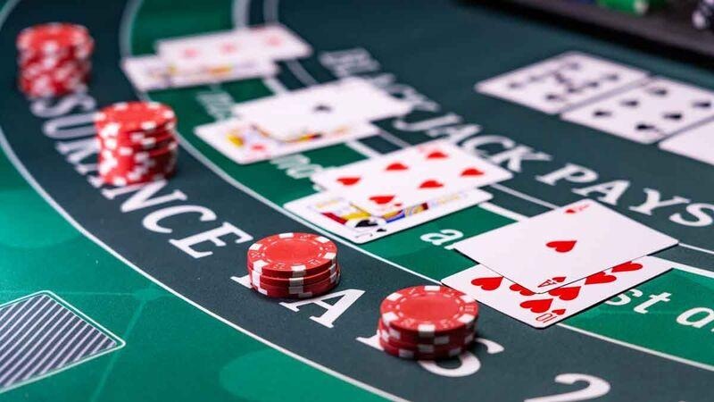 Tên gọi “blackjack” của trò chơi xuất phát từ tiền thưởng đặc biệt trong lịch sử
