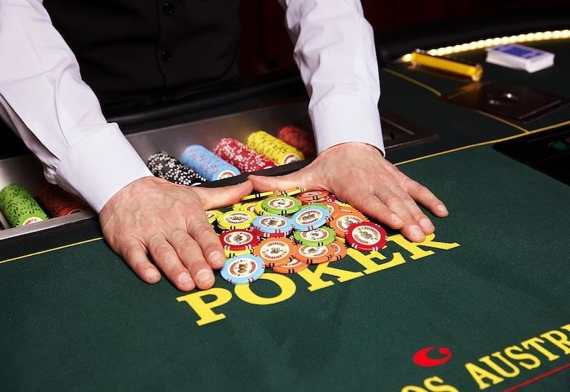 What information does a HUD display when supporting Poker?