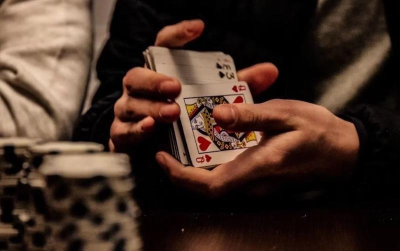 How does poker psychology affect playing strategy?