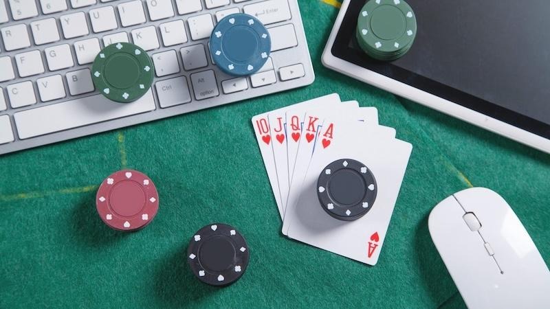 Should you choose online poker or live poker?