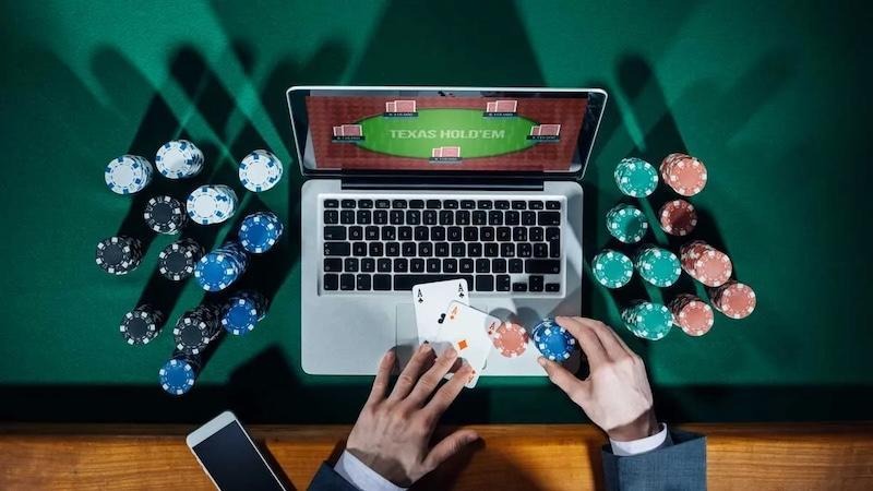 How is playing online poker different from playing live poker?