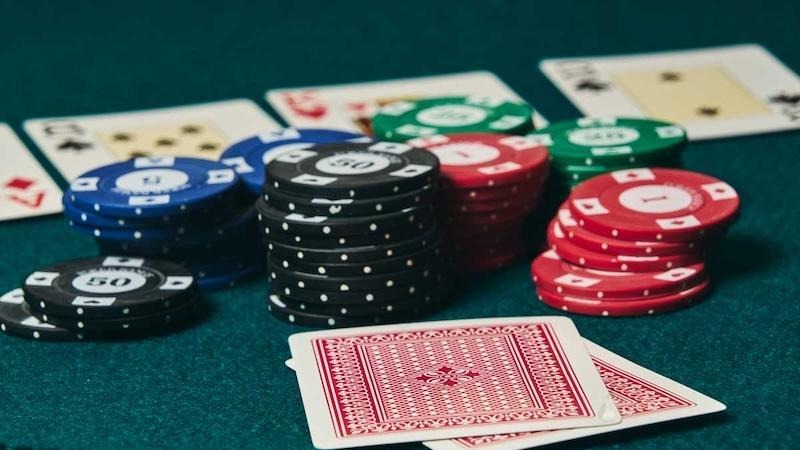 Bluffing in Poker: Do you know the limits & risks?